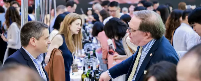 During his event Vino100, Ian D’Agata talks with Guglielmo Bertani after having tasted Tenuta Santa Maria’s wines